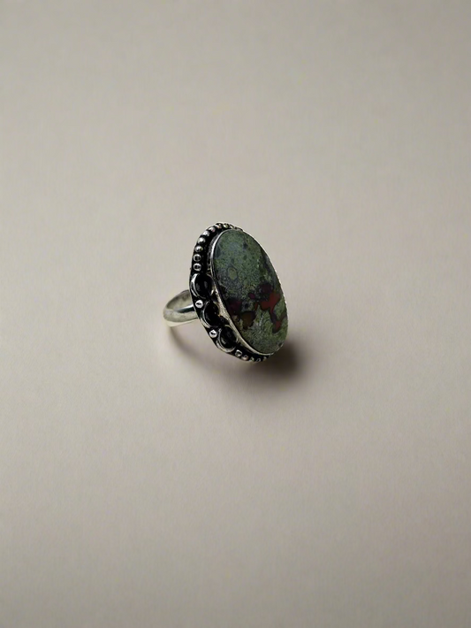 Green Detailed Oval Stone Ring